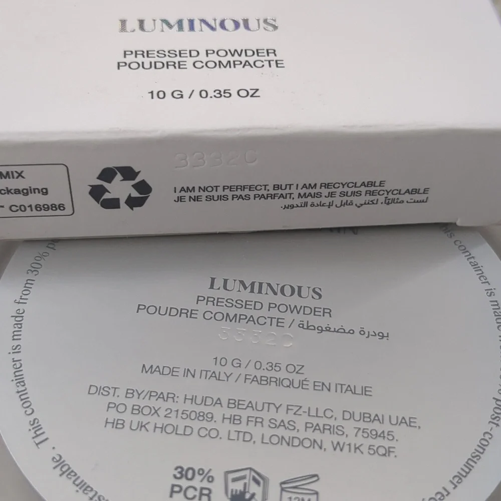 HUDA BEAUTY GloWish Luminous Pressed Powder in 00 PORCELAIN, 10g/0.35oz